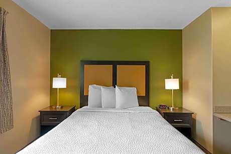 Efficiency Queen Room with Tub - Disability Access/Non Smoking