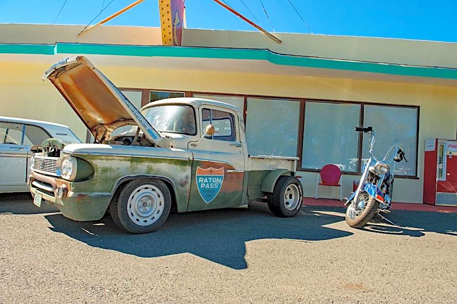 Raton Pass Motor Inn