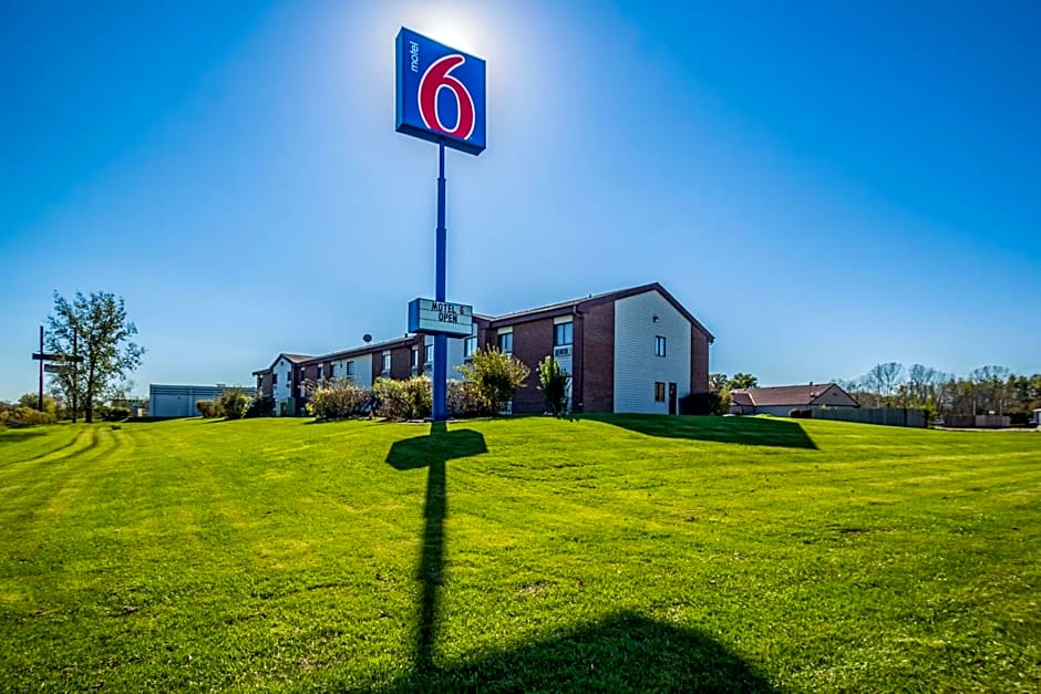 Motel 6-Saukville, WI