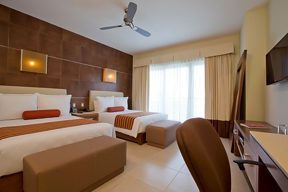 Krystal Urban Cancun-Malecon