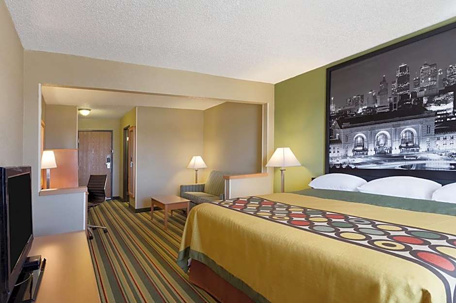 Super 8 by Wyndham Lees Summit
