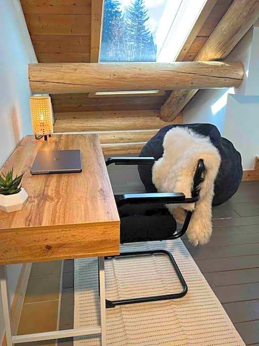 Golden Cabin - Hot Tub - Games Barn - Theatre