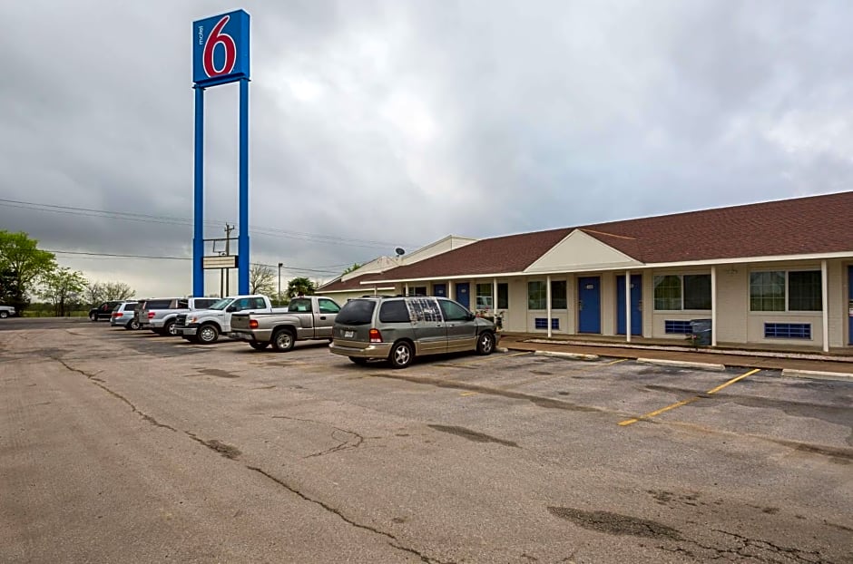 Motel 6-Madisonville, TX