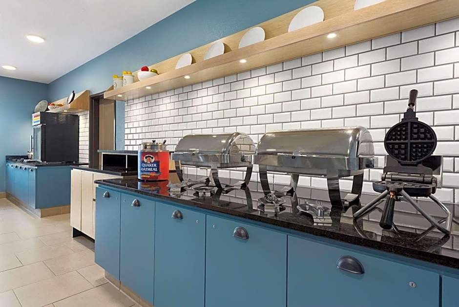 Country Inn & Suites by Radisson, St. Cloud West, MN