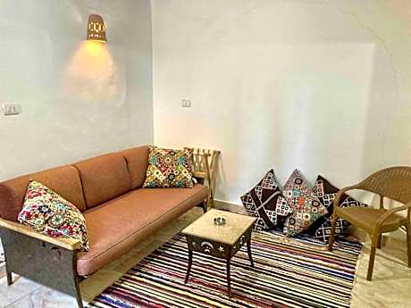 Pastoral 1 bedroom Chalet w/AC   Private Bathroom