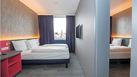 Family Room ( 3 adults + 1 kid)