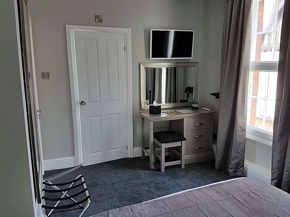 Lil's On The Waterfront