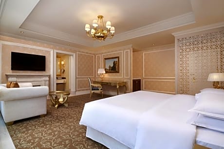 Club Deluxe King Room