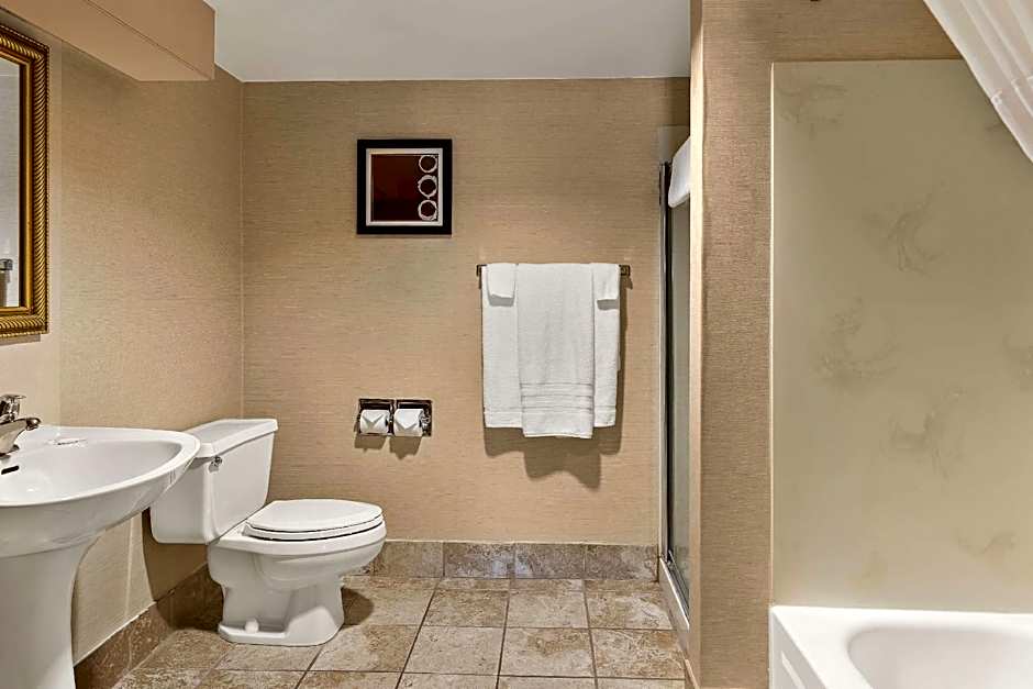 Hotel RL Cleveland Airport West