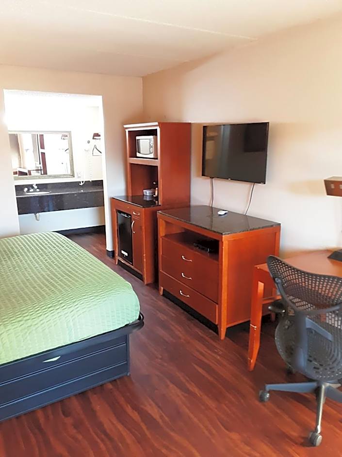 Econo Lodge Inn & Suites