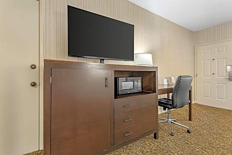 Queen Room with Two Queen Beds and Roll-In Shower - Mobility Access/Communication Assistance/Non-Smoking