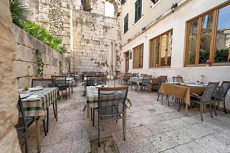 Hotel Peristil