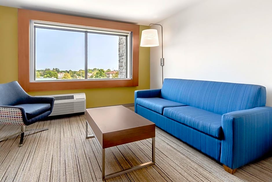 Holiday Inn Express & Suites Milwaukee - West Allis By IHG