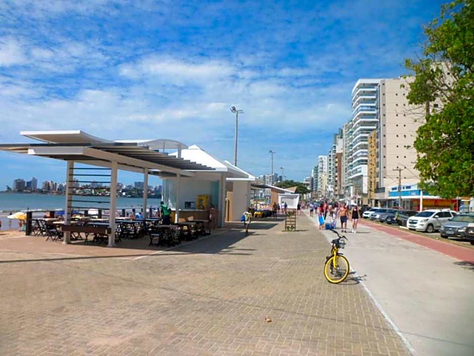 Apartamento BEIRA MAR VISTA TOTAL - SENSAÇÃO DE CASA TÉRREA A BEIRA MAR - COZINHA EQUIPADA -AIR FRYER -ÁREA DE CHURRASCO PRIVATIVA- TVS SMART- DISNEY PLUS E OUTROS-PRAIA IDEAL PARA CRIANÇAS-PET FRIENDLY-KIT PRAIA 4 PESSOAS
