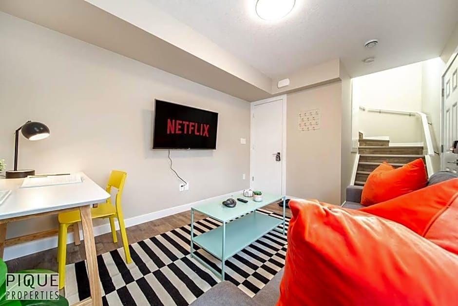 NEW, Euro-Style Suite, Whyte Avenue, AC, Netflix, Sleeps 6!
