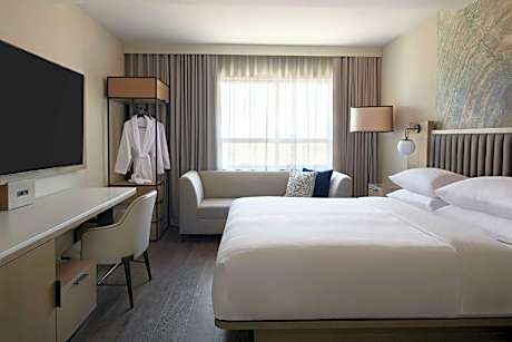 Prime Minister Suite, M Club lounge access, 1 Bedroom Suite, 1 King, Balcony