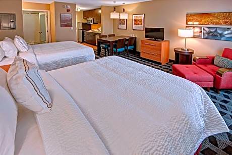 Studio with Two Queen Beds - Hearing Accessible