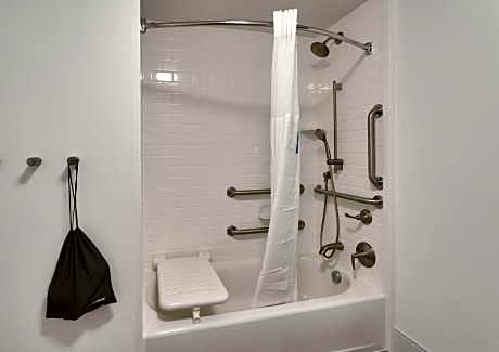 2 Queens Hearing Accessible Nonsmoking