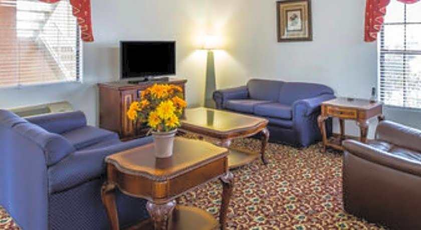 Econo Lodge Inn & Suites