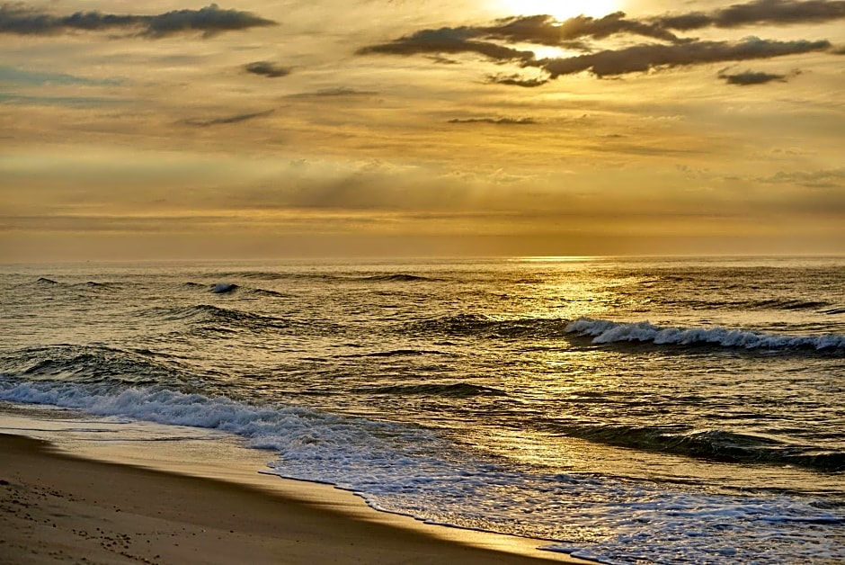 Drifting Sands Oceanfront Hotel