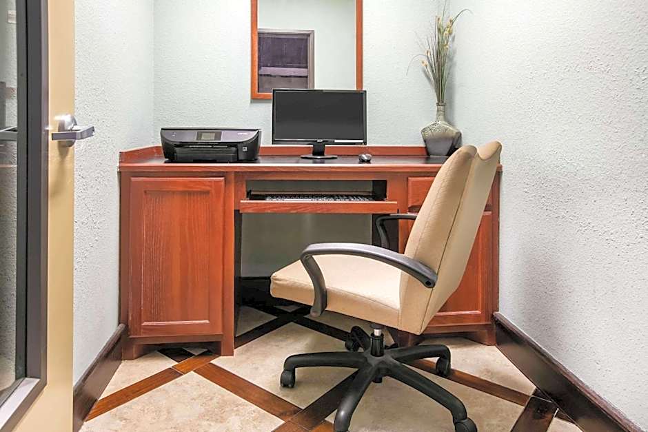 La Quinta Inn & Suites by Wyndham DFW Airport West - Euless