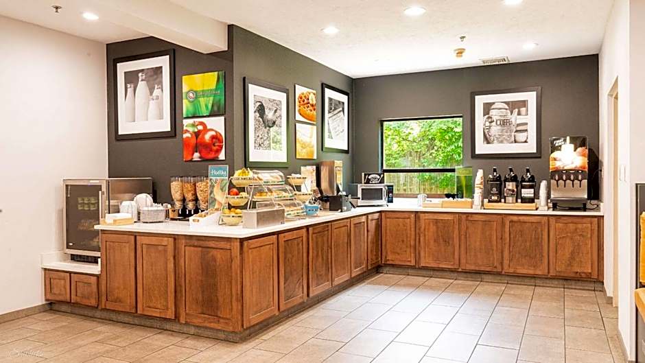 Quality Inn & Suites Oakwood Village - Cleveland South