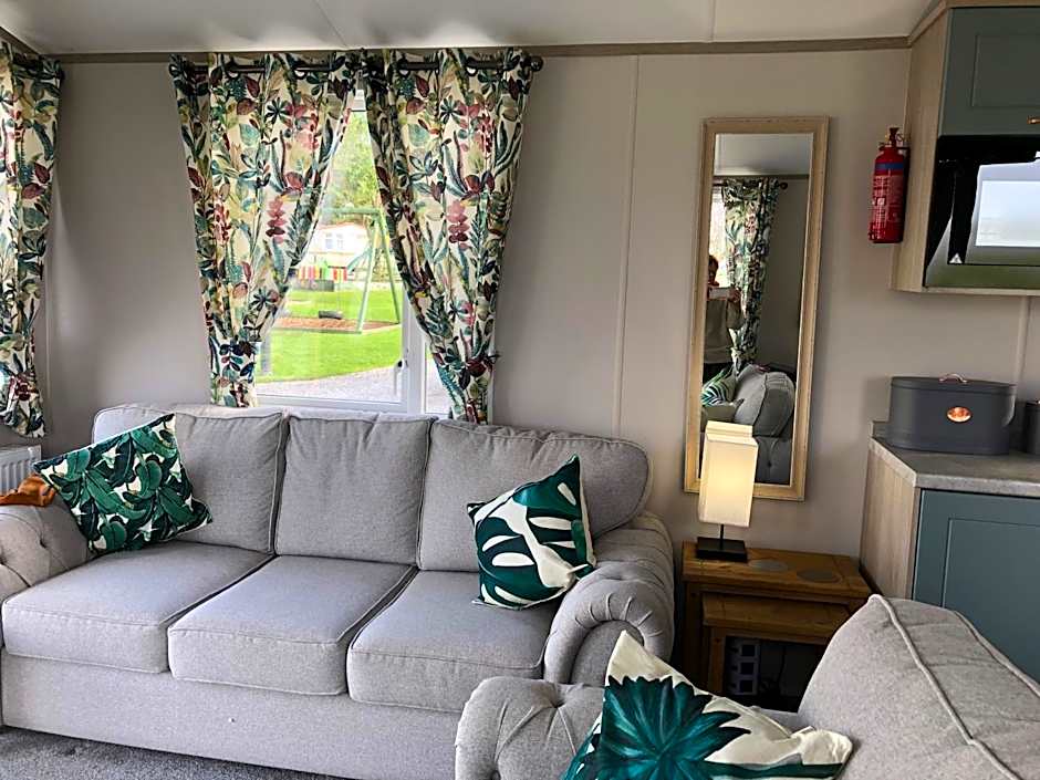 Delightful 2-bed static set in a peaceful village