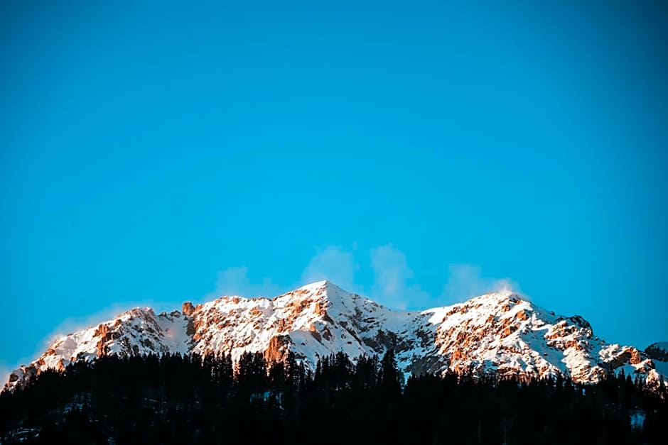 Mountain Hotel & Hostel