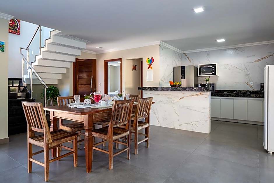 Muito espaço para criançada brincar! Casa com Piscina e Churrasqueira Privativa! Até 14Pax