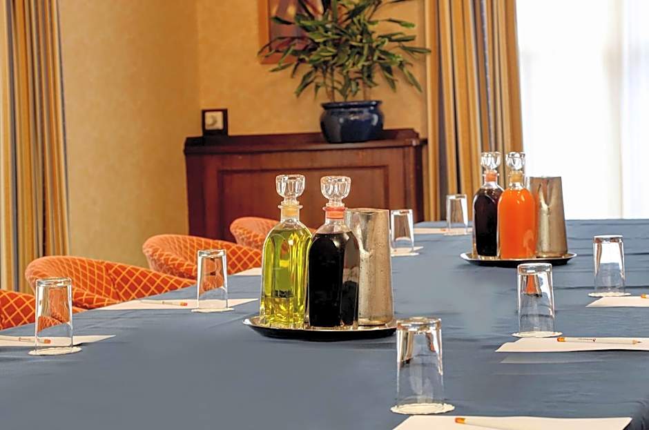 B/W Plus Buxton Lee Wood Hotel