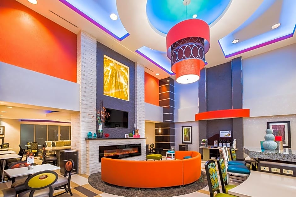 Holiday Inn Express & Suites Eureka By IHG