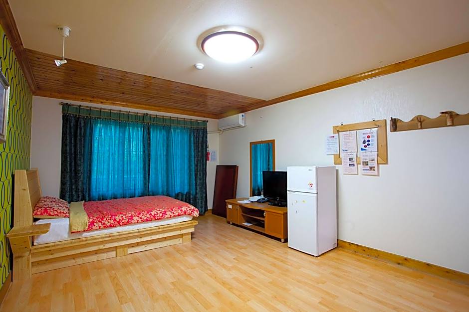 Goodstay White Cabin Pension (Korea Quality)