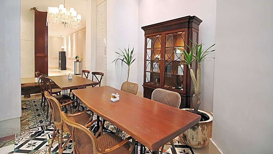 Java Paragon Hotel & Residences