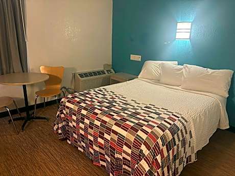 Deluxe Queen Room Disability Access Roll-In Shower Non-Smoking