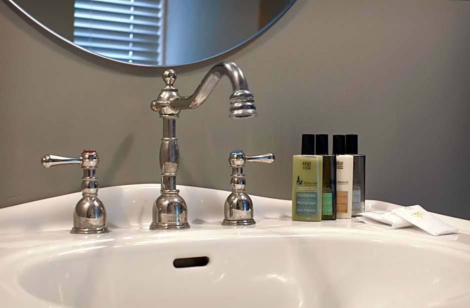 Le Pleasant Hôtel & Café