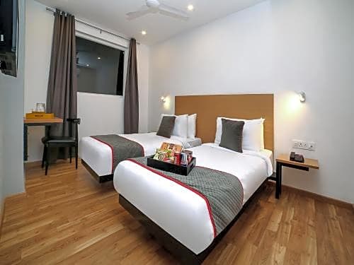 OYO Townhouse 80 Meera Bagh