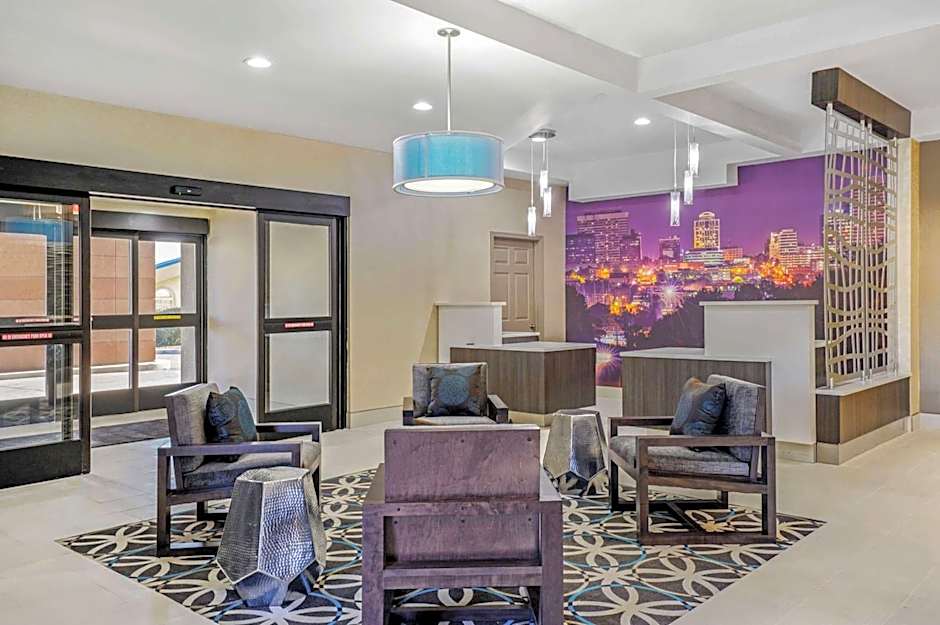 La Quinta Inn & Suites by Wyndham Maingate Fort Jackson