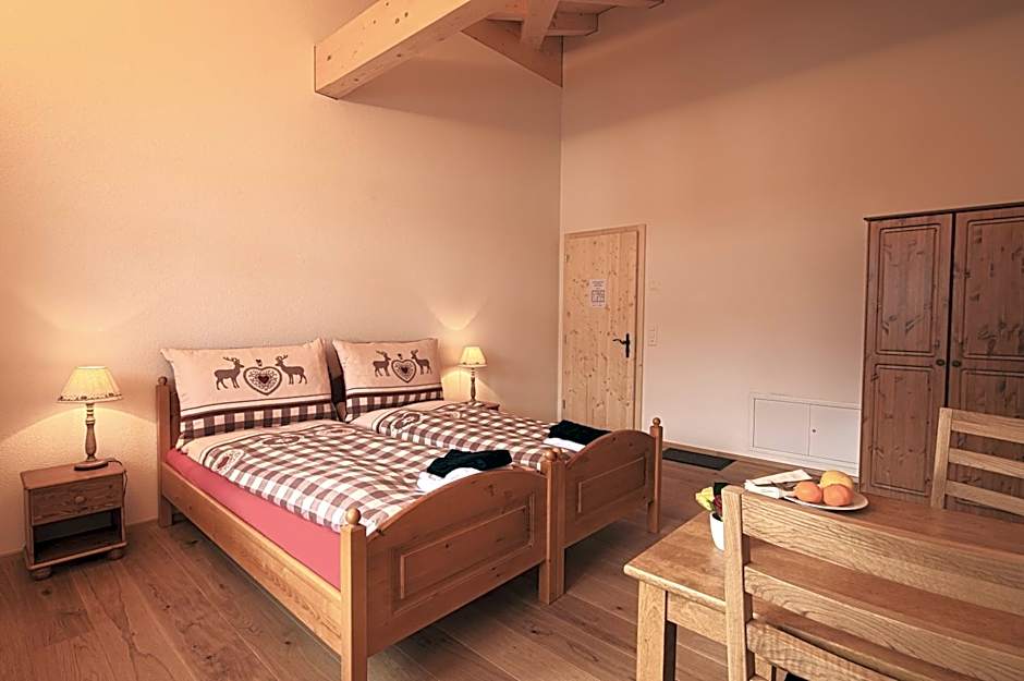 Foto 1 di 9 di Double or Twin Room with Shared Bathroom