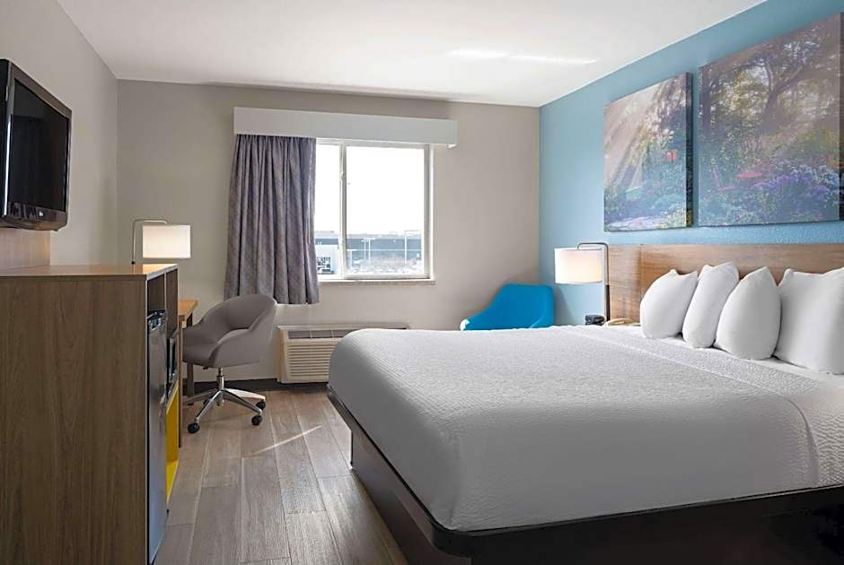 Days Inn by Wyndham Neenah