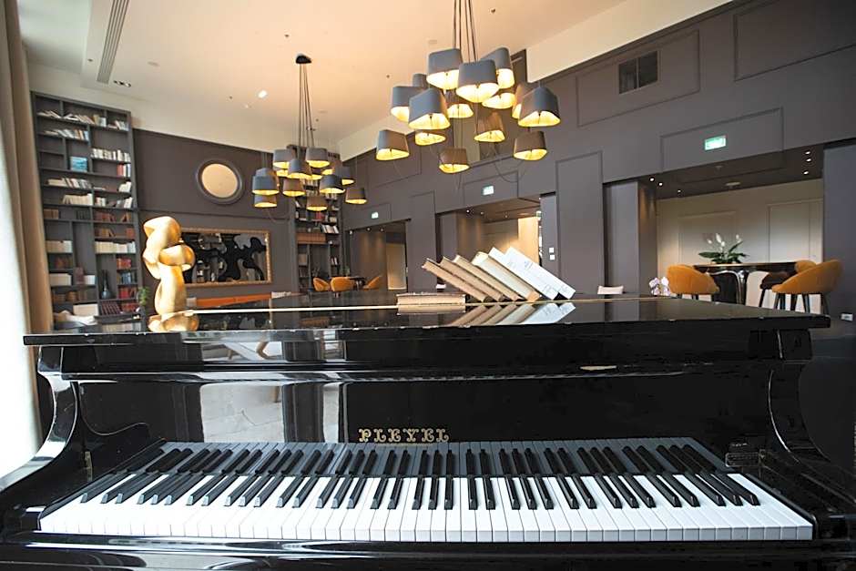 Renaissance Paris Hippodrome de St. Cloud Hotel