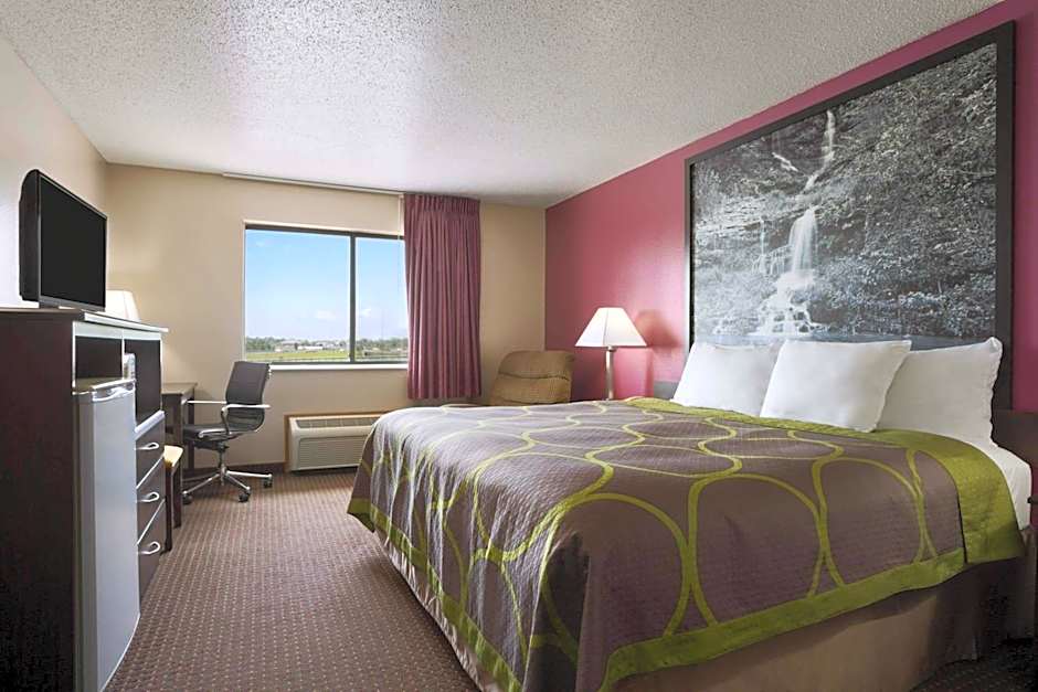 Super 8 by Wyndham Cameron