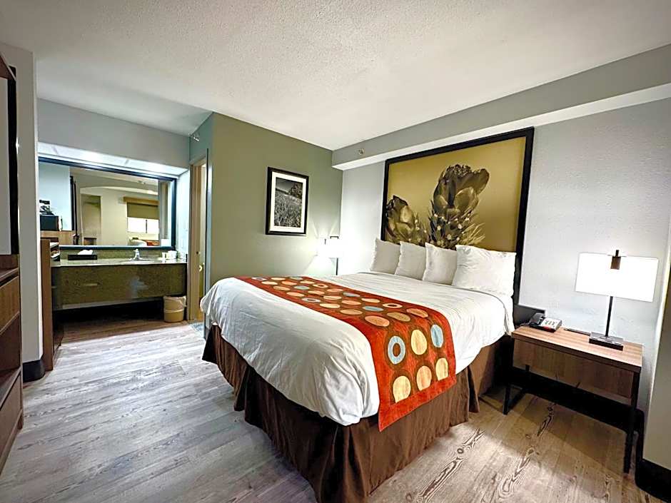 Super 8 by Wyndham Clovis