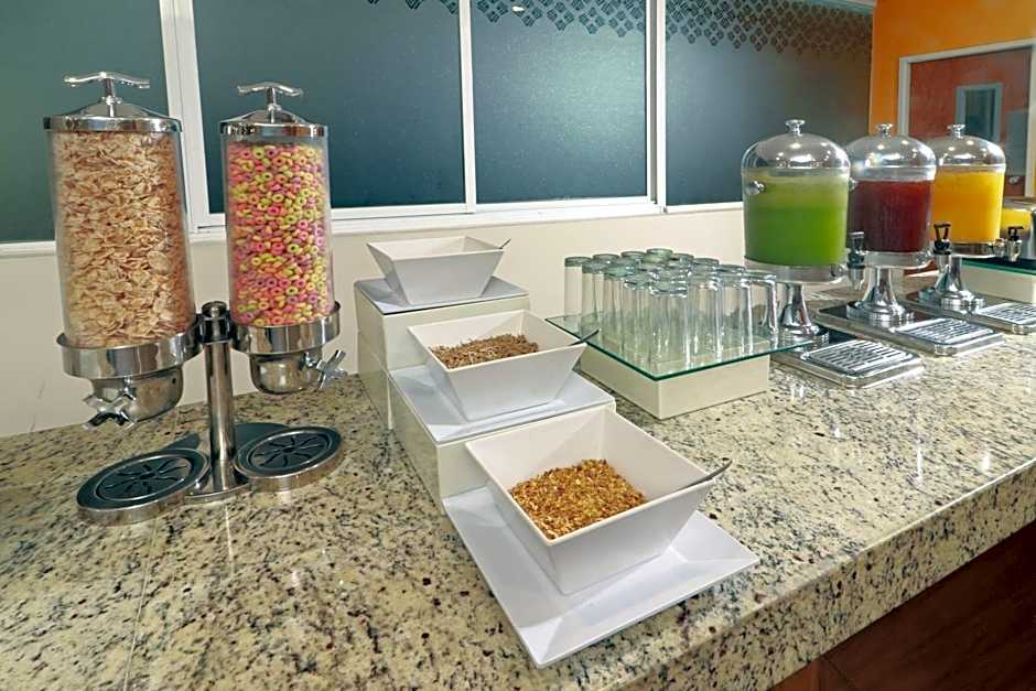 Wyndham Garden Guadalajara Acueducto