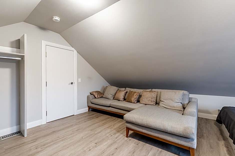 Beautiful renovated home 3 mins drive to Fall
