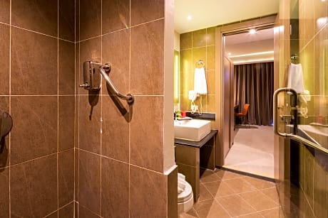 FAMILY ROOM POOL ACCESS