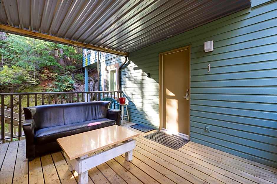 Snowed Inn - Free Parking