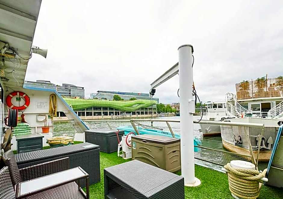 Le VIP Paris - Yacht Hotel