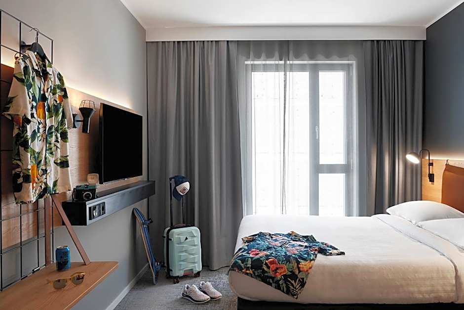 Photo 1 of 3 of 1 Queen Bed, High Floor