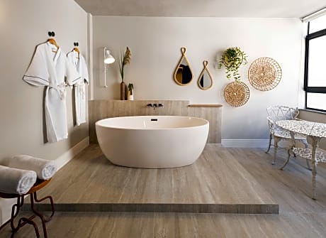 Deluxe Queen size bed with bathtub in the balcony 2 pax