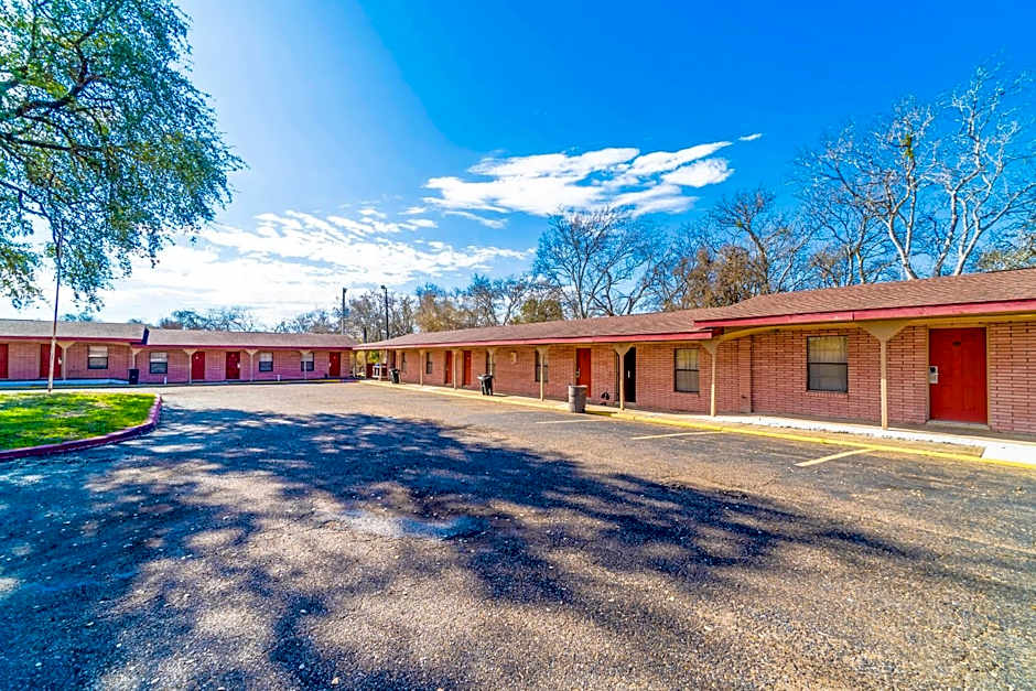 OYO Hotel Beeville -US 181
